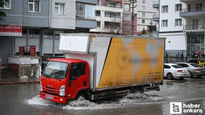 Ankara'da etkili olan sağanak yağış hayatı olumsuz etkiledi