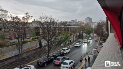 Ankara’da aniden başlayan fırtına zor anlar yaşattı