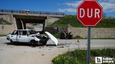Kırıkkale'de traktör ve otomobil kavşakta kafa kafaya çarpıştı