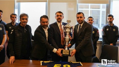 1910 İmalatı Harbiye Spor Kulübü’ne şampiyonluk kupasını TFF Yönetim Kurulu Üyesi Cengiz Gökay verdi
