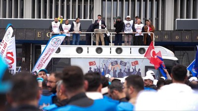 HAK-İŞ ve TÜRK-İŞ, 1 Mayıs'ı Ulus Zafer Anıtı önünde kutladı