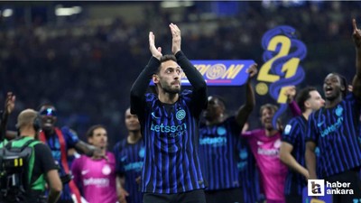 Hakan Çalhanoğlu'nun forma giydiği İnter, Serie A'da şampiyon oldu