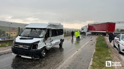 Polatlı-Haymana yolunda tır ile minibüs çarpıştı: 11 kişi yaralandı