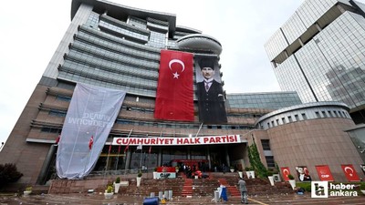 CHP Genel Merkezi'nde asılı olan Özgür Özel'in afişi indirildi