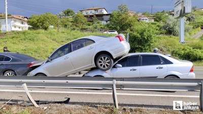 Çorum'da zincirleme kazada bir araç diğer aracın üzerinde asılı kaldı