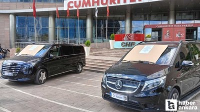 CHP önünde iki araç 'Haram parayla alınmıştır' yazısıyla sergilendi