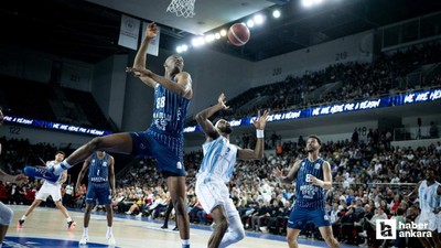 Başkentte Anadolu Efes'e 77-70 mağlup olan Türk Telekom, yarı final şansını kaybetti
