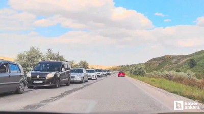 Çorum - Ankara kara yolunda uzun araç kuyrukları oluştu