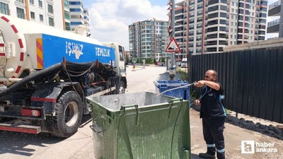 Pursaklar Belediyesi ilçede çöp konteynerlerini dezenfekte ediyor