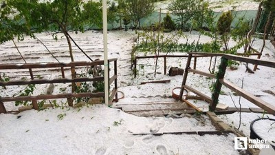 Keçiören'de şiddetli dolu yağışı etrafı beyaza bürüdü