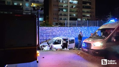 Çorum'da 3 metrelik duvardan yan yola düşen araçta 2 kişi yaralandı