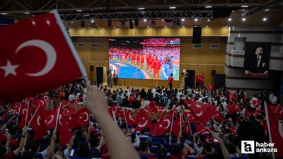 Ankara'da farklı noktalarda kurulan dev ekranlarda milli maç izlendi