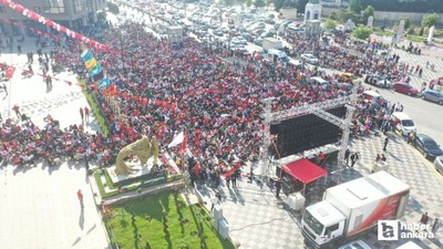 Keçiören Belediyesi'nin kurduğu dev ekranda milli maç heyecanı yaşandı