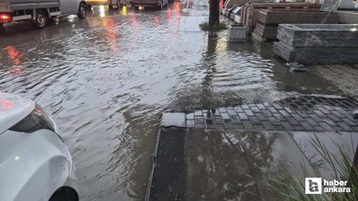 Yenimahalle'de yoğun sağanak etkisiyle yollar göle döndü