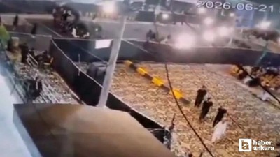 Pakistan'da kontrolden çıkan otomobil camiye daldı: 2 ölü, 30 yaralı
