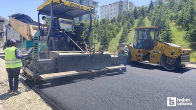 Pursaklar Belediyesi ekiplerinden asfalt serim çalışması