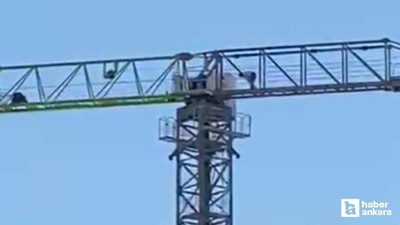 Altındağ'da bir vinç operatörü 40 metre yükseklikte namaz kılıp çalışmaya devam etti
