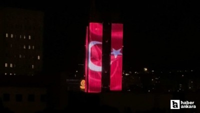 Ankara'da tarihi zirve öncesi NATO üyesi ülkelerin bayrakları bir binaya yansıtıldı