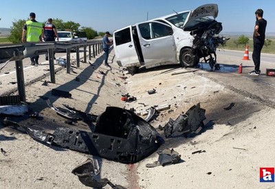 Konya Kulu'da minibüs demir bariyerlere çarptı
