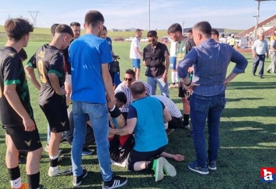 Çorumda 2 futbolcu maç sırasında sıcaktan bayıldı