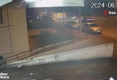 Ankara Mamak'ta sokak köpeklerinden kaçan kadına araba çarptı