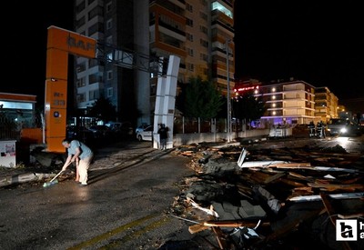 Ankara Sincan'da fırtına nedeniyle bir apartmanın çatısı uçtu