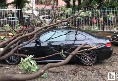 Ankara Sıhhiye’de fırtınalı yağışlardan dolayı bir otomobilin üzerine araç devrildi!