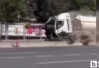Ankara'da tekerli patlayan tır yolda savruldu! O anlar cep telefonuyla kaydedildi