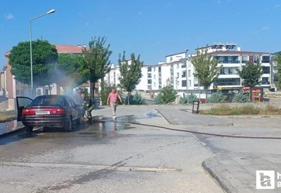 Konya'da hastane bahçesindeki bir otomobilde yangın çıktı