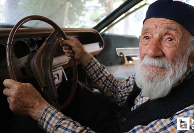 98 yaşındaki Kaya Amca, 48 yaşındaki otomobilini garajında saklıyor