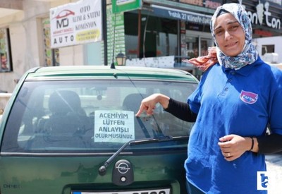 Arabasının arkasına astığı yazı ile korkusunu yendi!