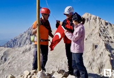 Kırşehirli dağcılar Eznevit zirvesine tırmanarak Türk bayrağı açtı