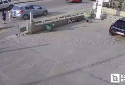 Ankara Yenimahalle'de elinden düşen eşyasını almak için yola çıkan çocuğa otomobil çarptı