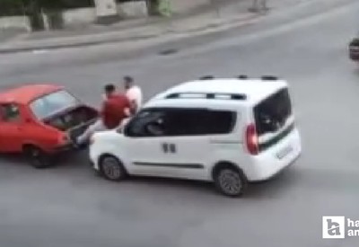 Ankara Polatlı'da bozulan arabaya ayakla ittirme çözümü