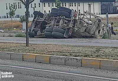 Ankara Akyurt'ta seyir halindeki beton mikseri devrildi