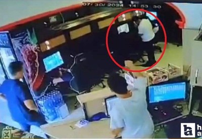 Ankara Sincan'da bir kişi market kasiyerini kızdırıp sosyal medyadan canlı yayın yaptı