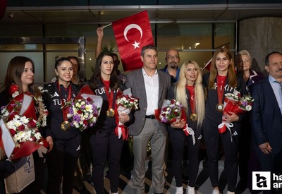 Şampiyon Golbol sporcuları Ankara'da sevinçle karşılandı