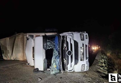 Ankara Beypazarı'ndan yola çıkan maden suyu yüklü TIR kaza yaptı