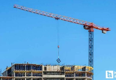 Yüksek binaların üzerine vinç nasıl çıkar ve iner?