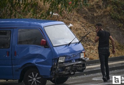 Ankara'da trafik kazasında minibüs kayalıklara çarptı!