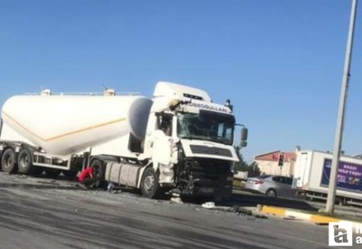 Ankara Sincan'da TIR ve belediye otobüsü kafa kafaya çarpıştı: 2 yaralı