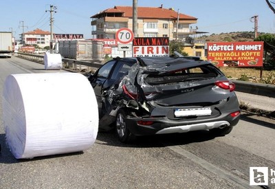 İzmir - Ankara karayolu üzerinde kaza: Kağıt bobini arabayı pert etti