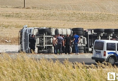 Ankara’da hayvan yüklü tır devrildi: Kuzular derede telef oldu