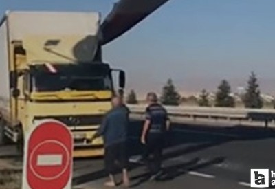 Ankara’da tırdaki rüzgar türbini kamyona çarptı: Sürücüler tartıştı