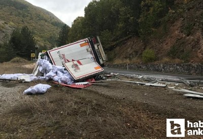 Ankara’da kontrolden çıkan yüklü tır devrildi