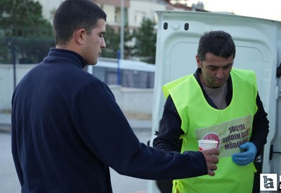 Keçiören Belediyesi insanları güne sıcak çorba ikramıyla başlatıyor