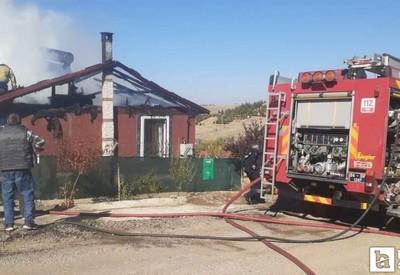 Ankara Elmadağ'da bir kadın evinin yanışını ağlayarak izledi