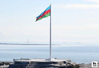 Dünya'nın en büyük bayrağı Azerbaycan'a dikildi