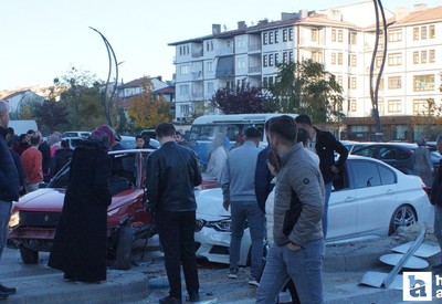 Ankara Çubuk'ta iki otomobil çarpıştı, 1 kişi yaralandı!
