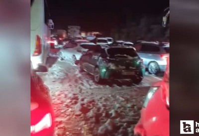 Ankara'nın çevre ilçelerinde kar yağışı trafiği olumsuz etkiledi